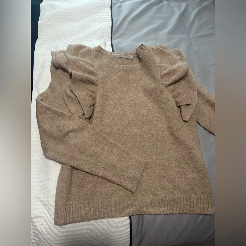 Women's Tan Sweater with Ruffle Detail - RED BY BKE (buckle brand) size MEDIUM - Picture 2 of 6